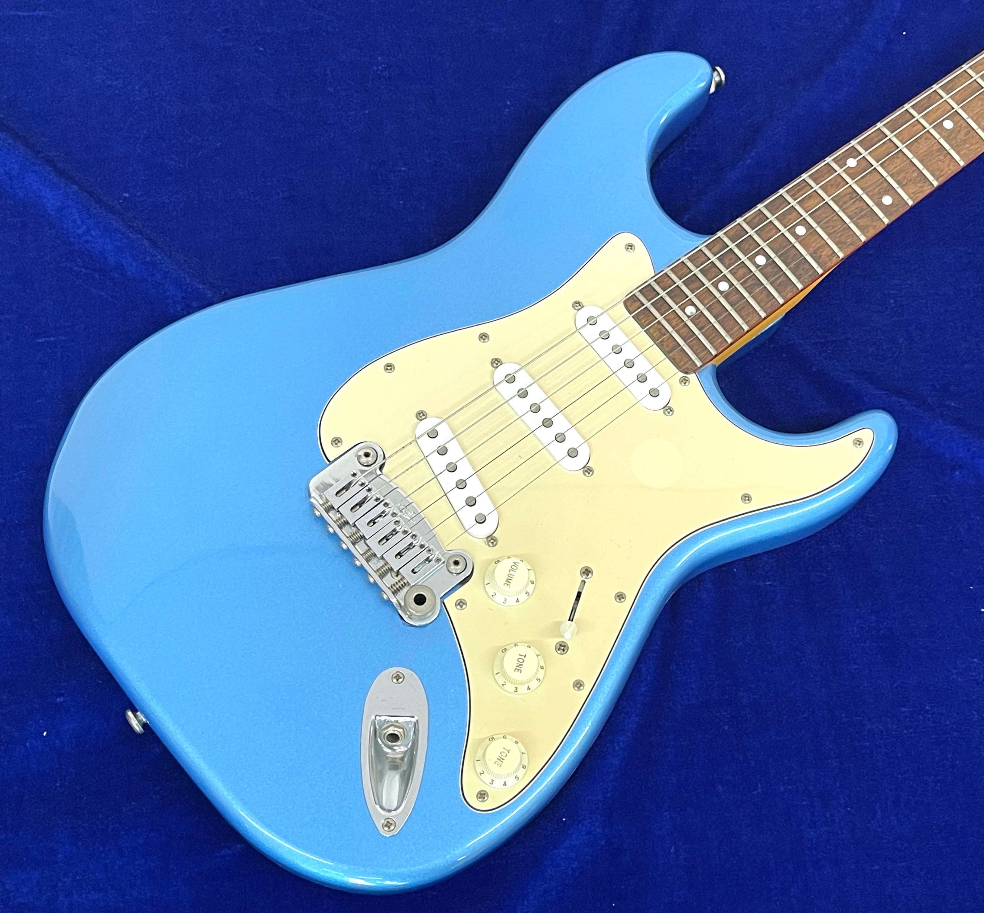 G&L TRIBUTE LEGACY Poplar body Maple neck Rosewood fingerboard w/Gig case