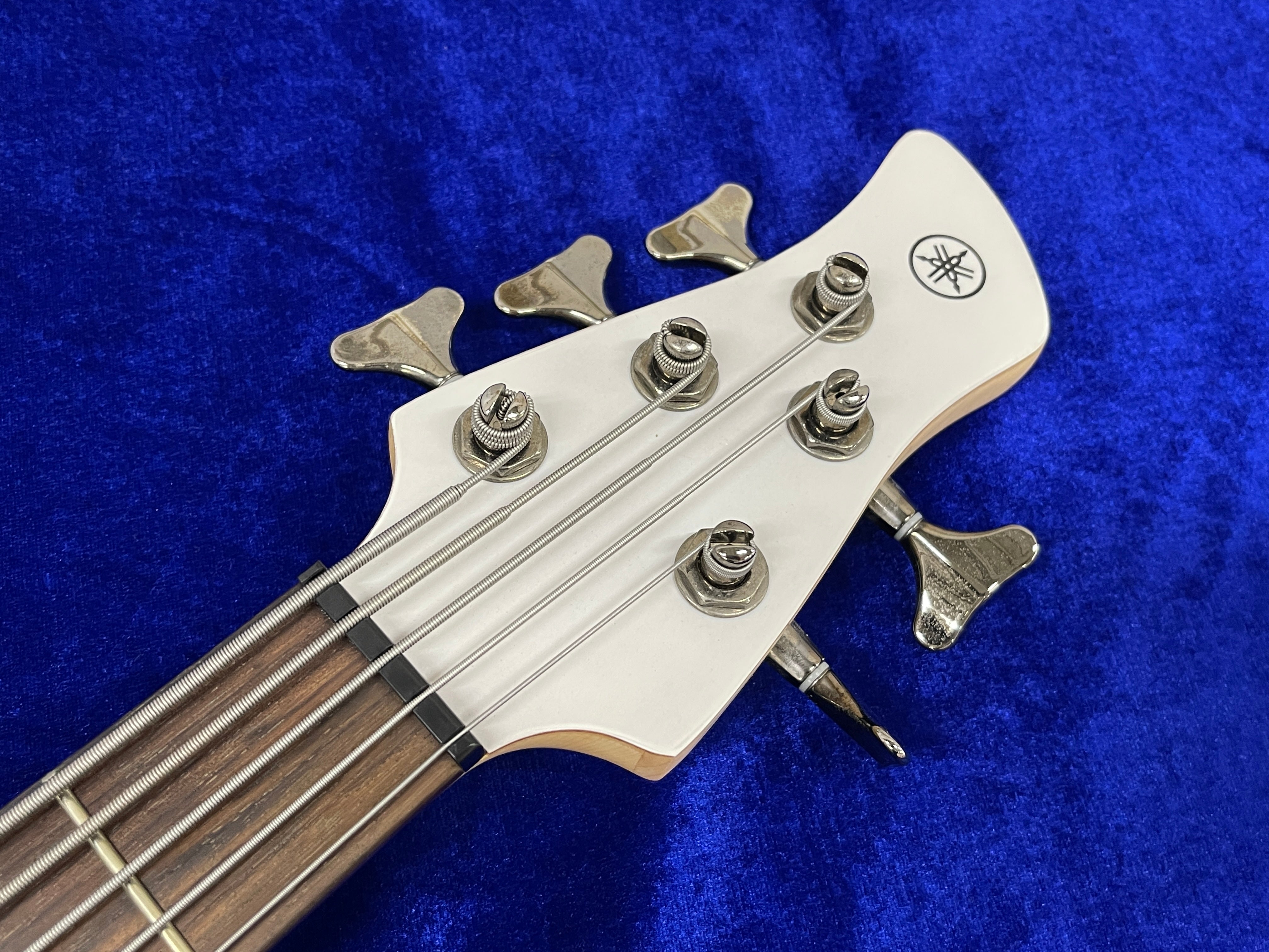 YAMAHA TRBX305 Mahogany Body Rosewood Fingerboard 5st White w/Soft Case